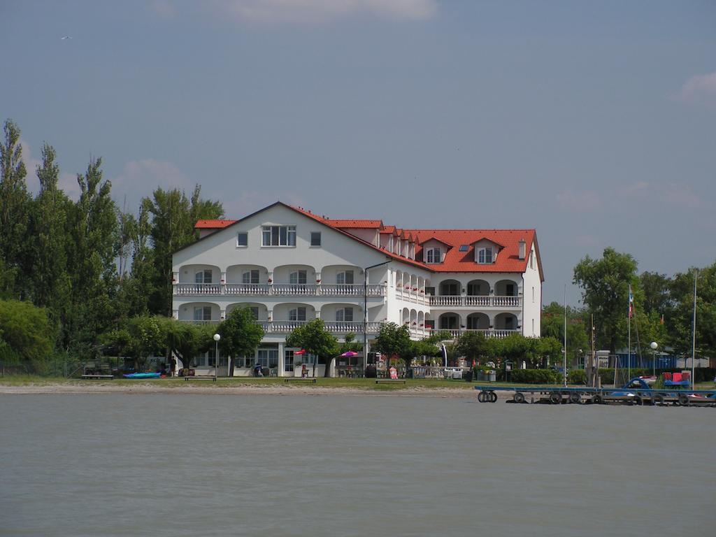 Seehotel Herlinde Podersdorf am See Exterior photo